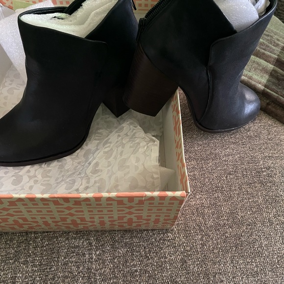 NEW Gianni Bini Leather Boots in Black in 8.5 - Picture 4 of 5